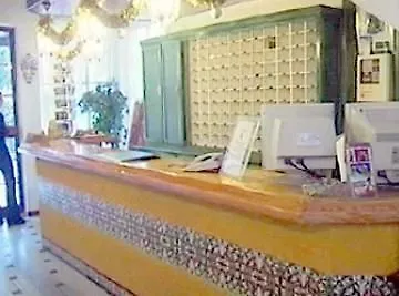 Kross Velazquez Hotel 3*